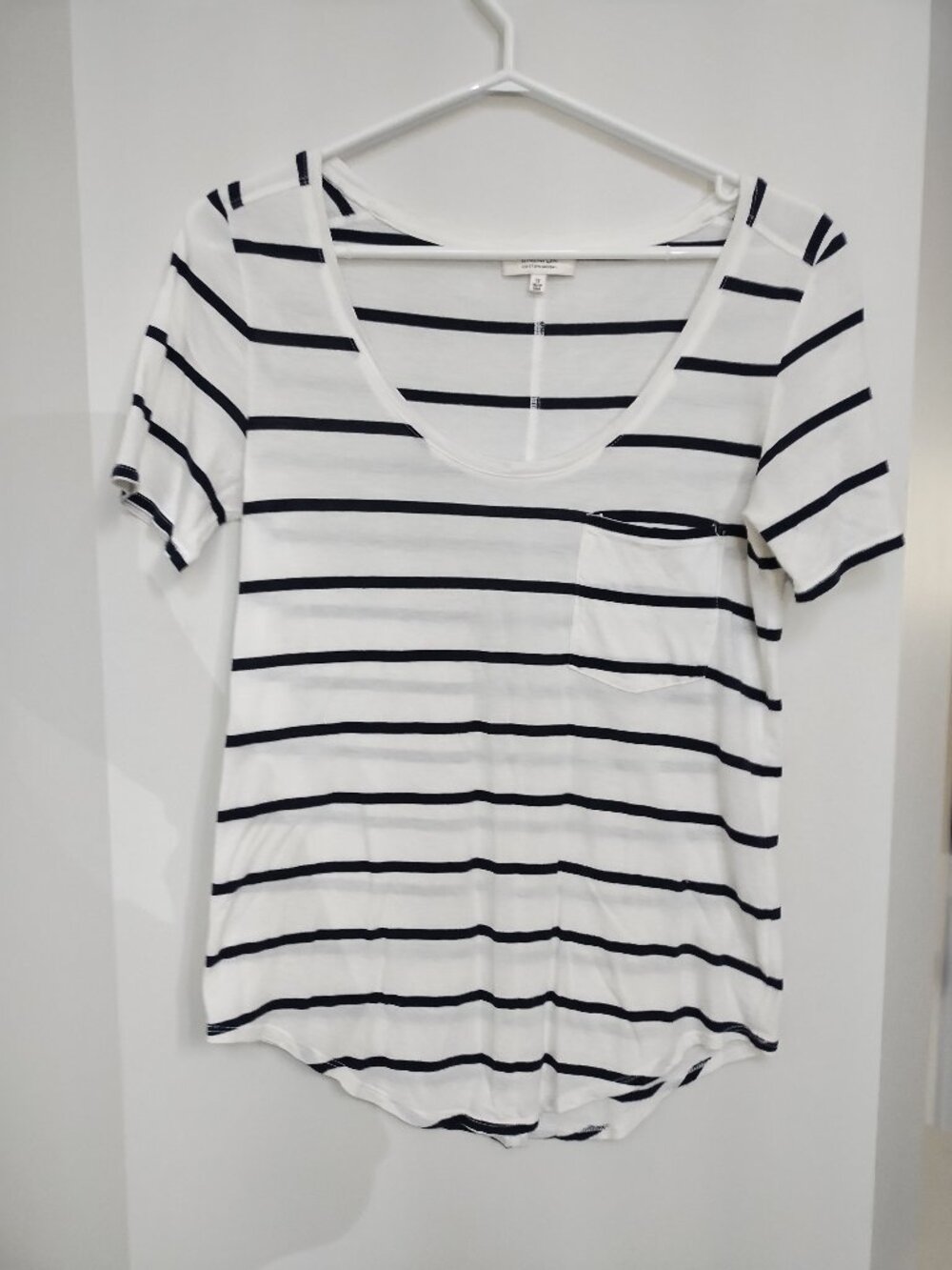 Babaton low scoop light weight striped tee